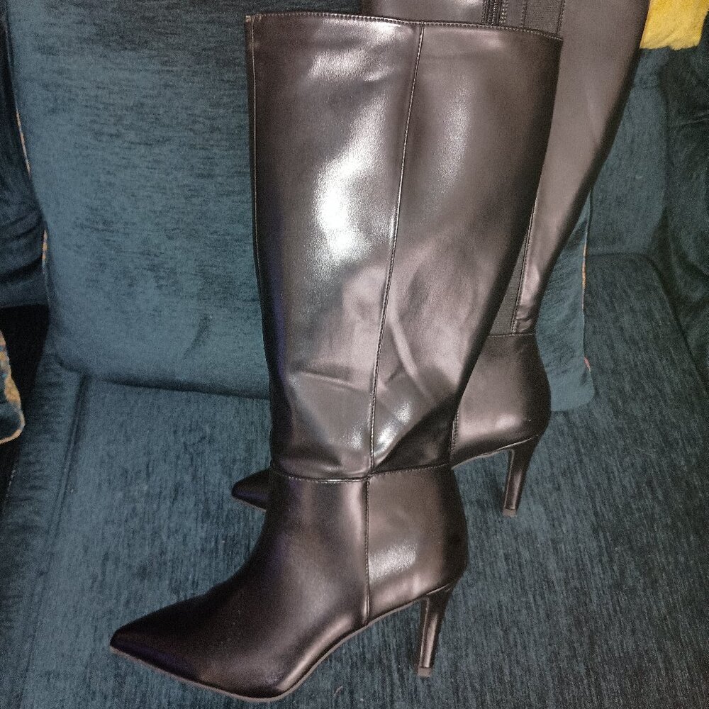 Wide calf stretch heeled boots